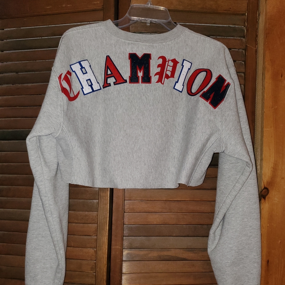 CHAMPION cropped sweatshirt. Size XS. FREE SHIPPING!